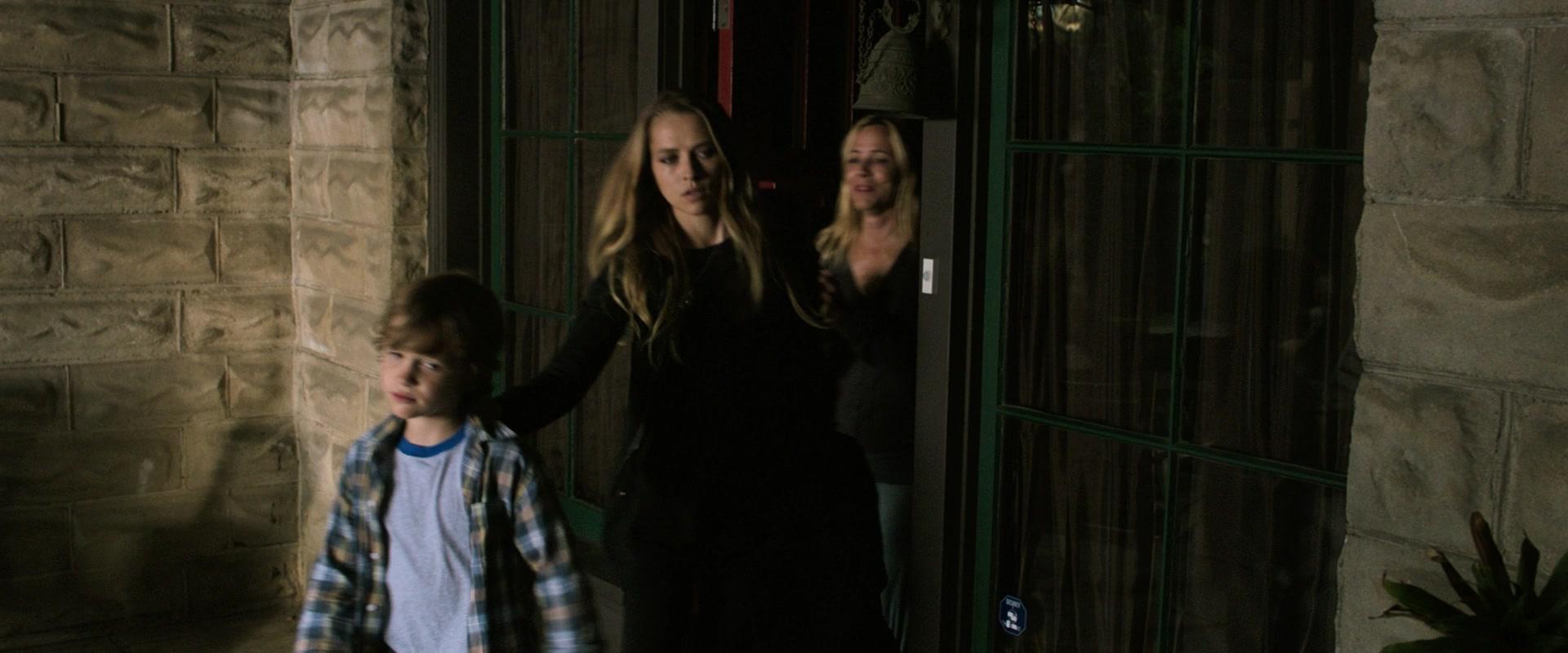 Lights_Out_2016_1080p_ATP_002860.jpg Lights_Out_2016_1080p_ATP_002860.jpg