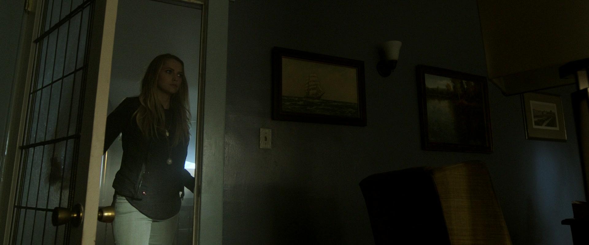 Lights_Out_2016_1080p_ATP_004462.jpg Lights_Out_2016_1080p_ATP_004462.jpg