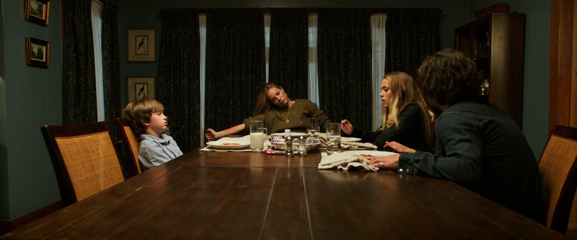 Lights_Out_2016_1080p_ATP_006471.jpg Lights_Out_2016_1080p_ATP_006471.jpg