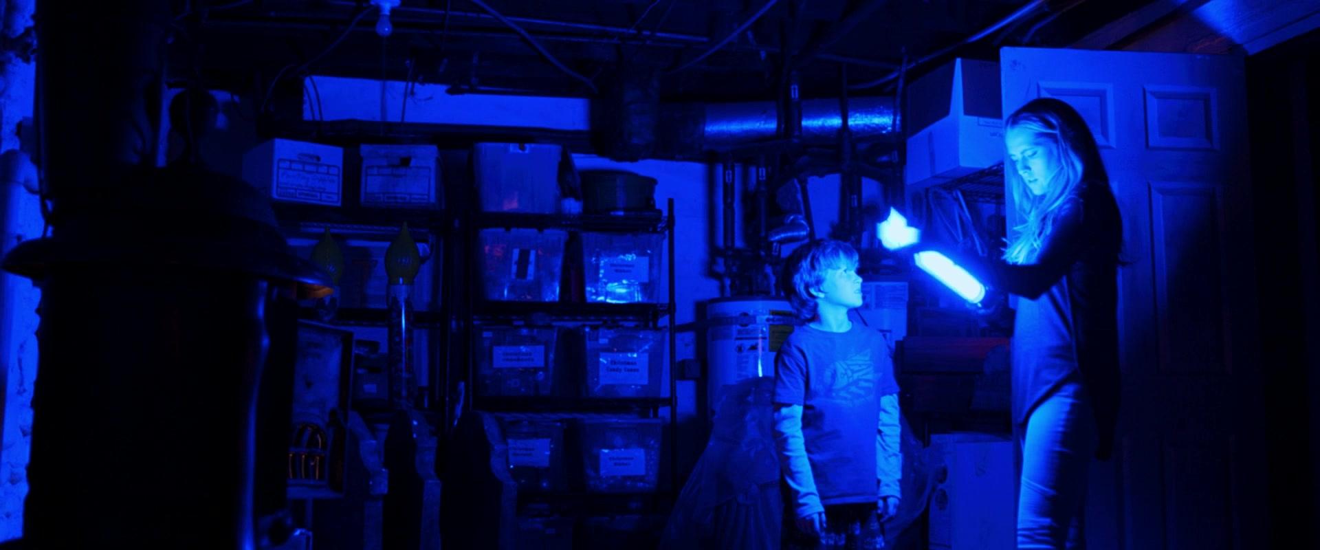 Lights_Out_2016_1080p_ATP_008970.jpg Lights_Out_2016_1080p_ATP_008970.jpg