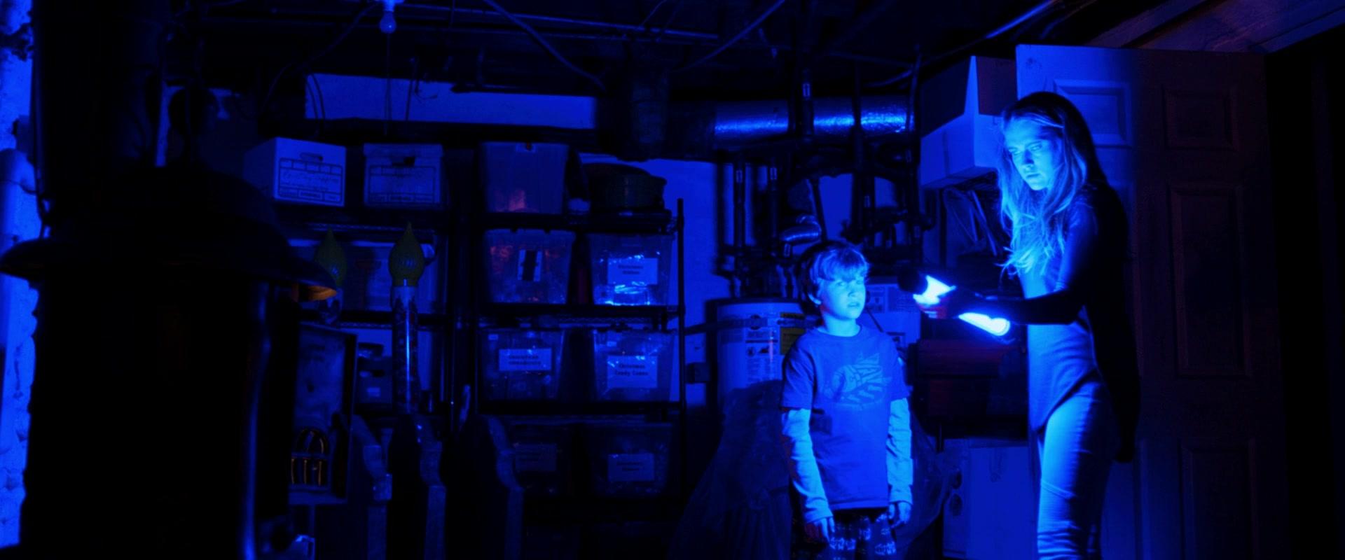 Lights_Out_2016_1080p_ATP_008972.jpg Lights_Out_2016_1080p_ATP_008972.jpg