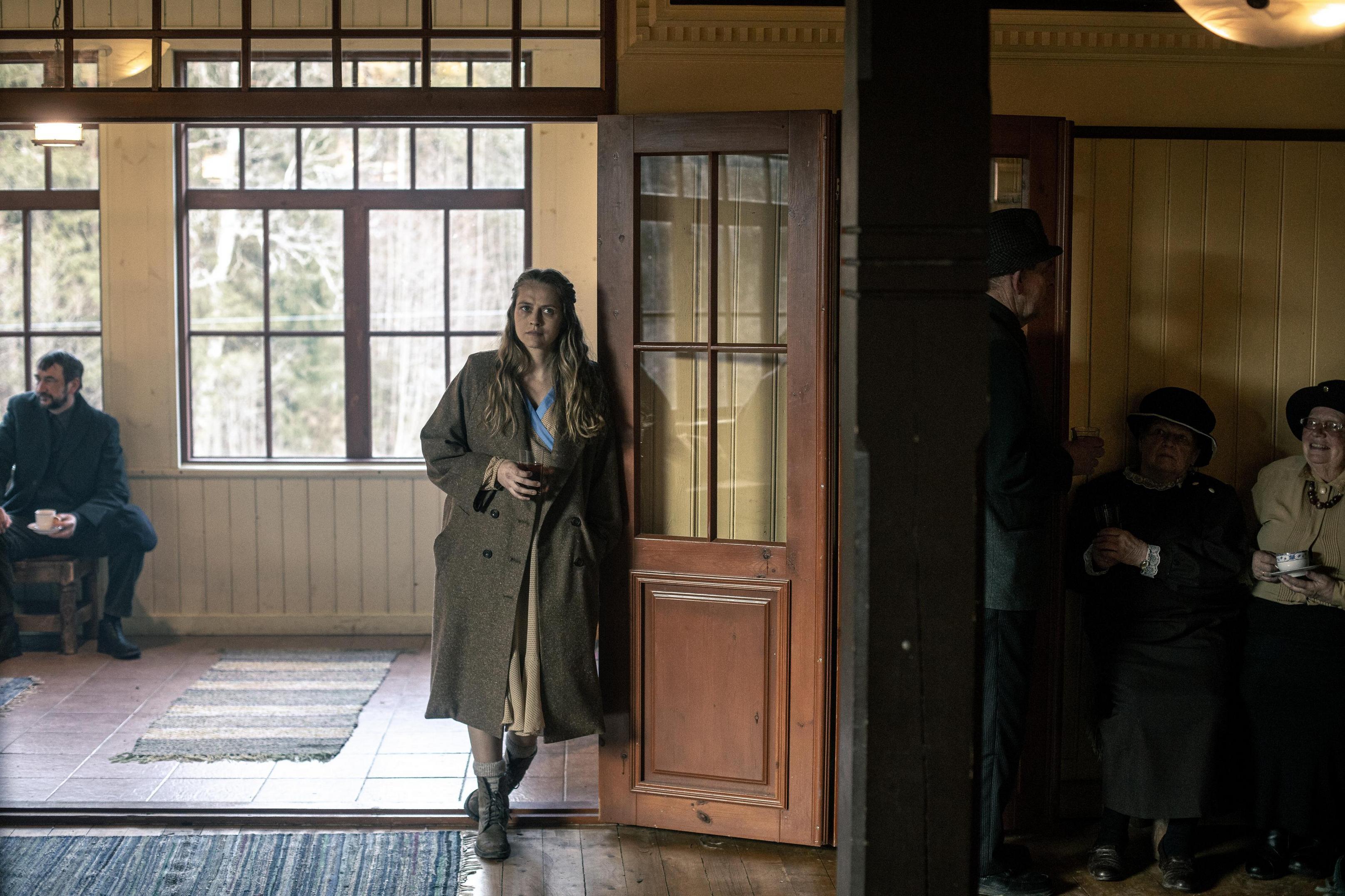 adoringteresap_thetwin_stills_002-3.jpg
