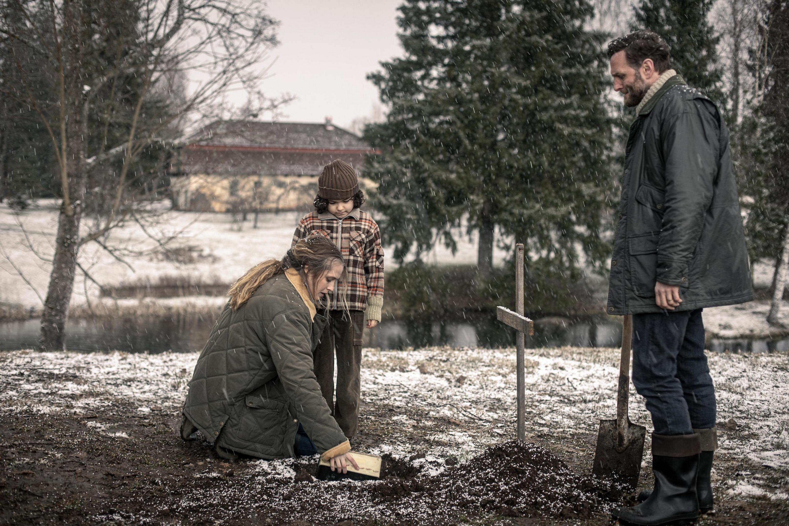 adoringteresap_thetwin_stills_003-2.jpg