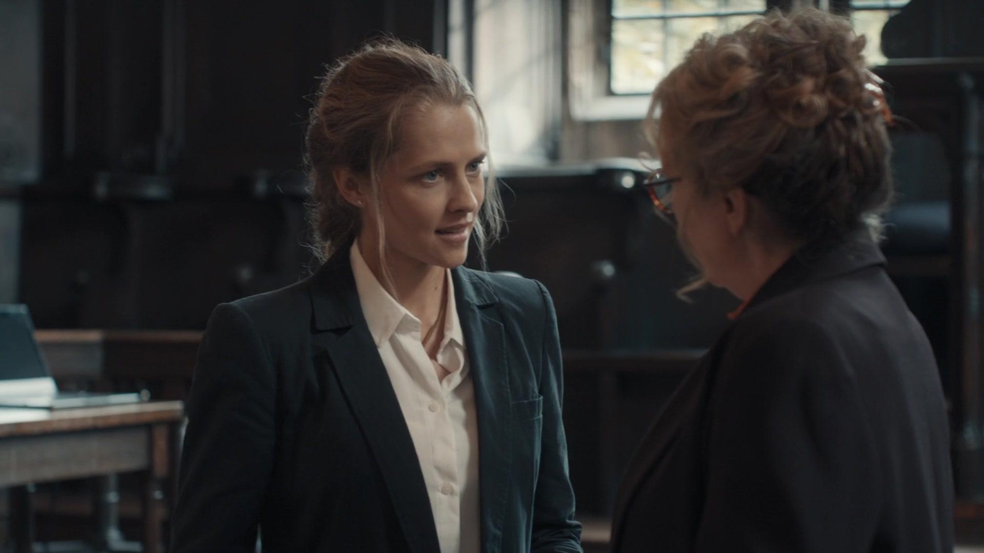 A_Discovery_of_Witches_S01E01_1080p_ATP_0677.jpg