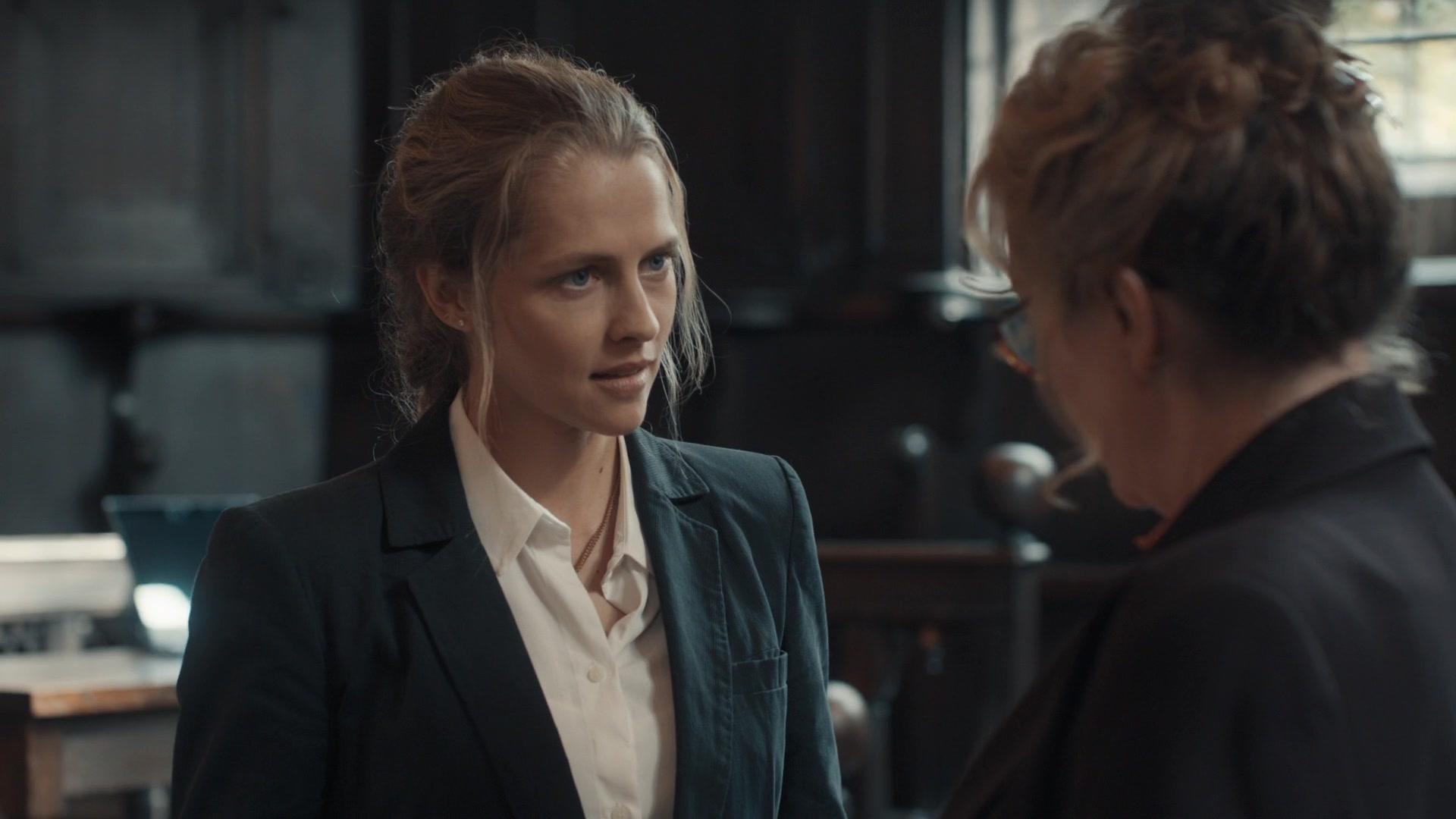 A_Discovery_of_Witches_S01E01_1080p_ATP_0683.jpg