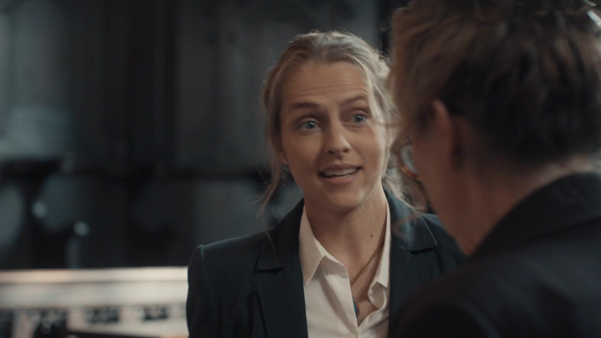 A_Discovery_of_Witches_S01E01_1080p_ATP_0708.jpg