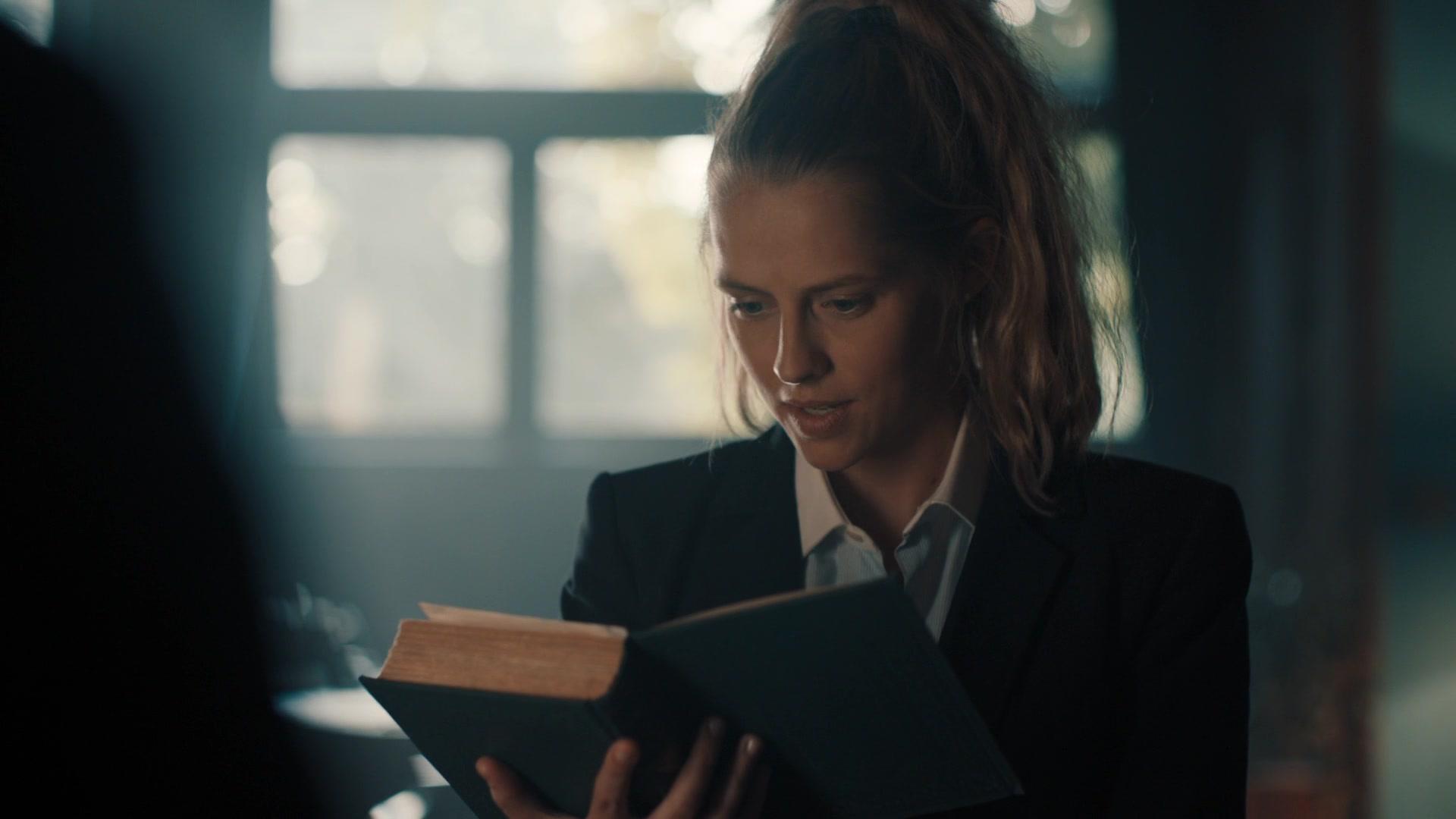 A_Discovery_of_Witches_S01E02_1080p_ATP_5054.jpg