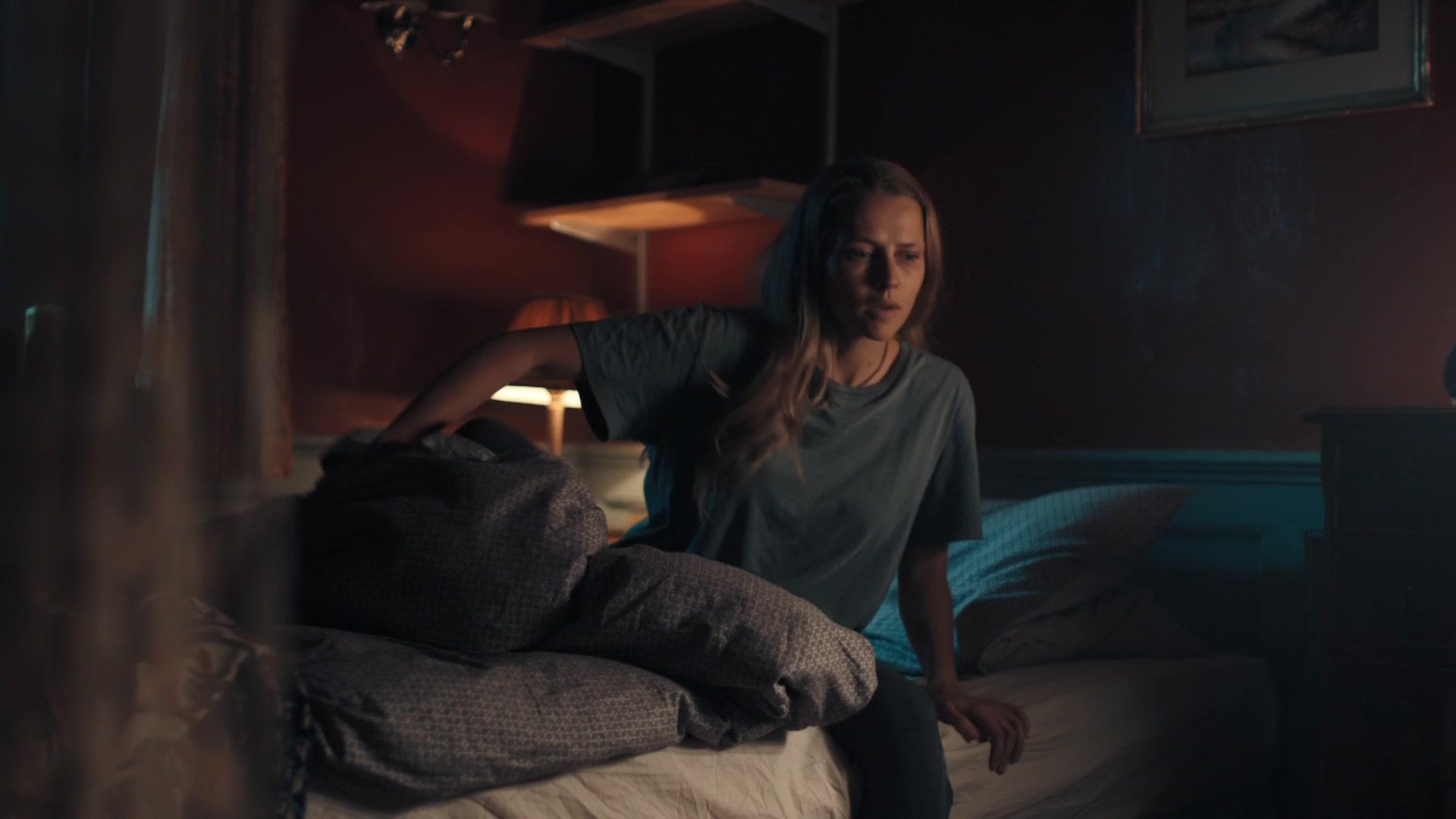 A_Discovery_of_Witches_S01E03_1080p_ATP_5864.jpg