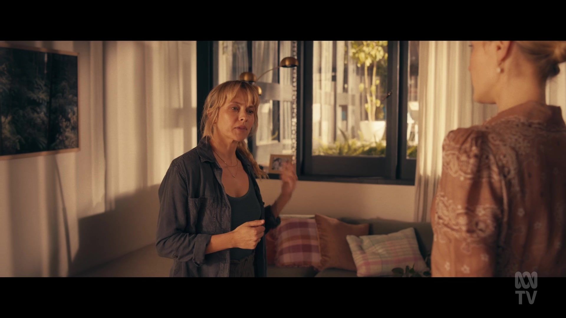 adoringteresap_thefamilynextdoor_1x01_0449.jpg