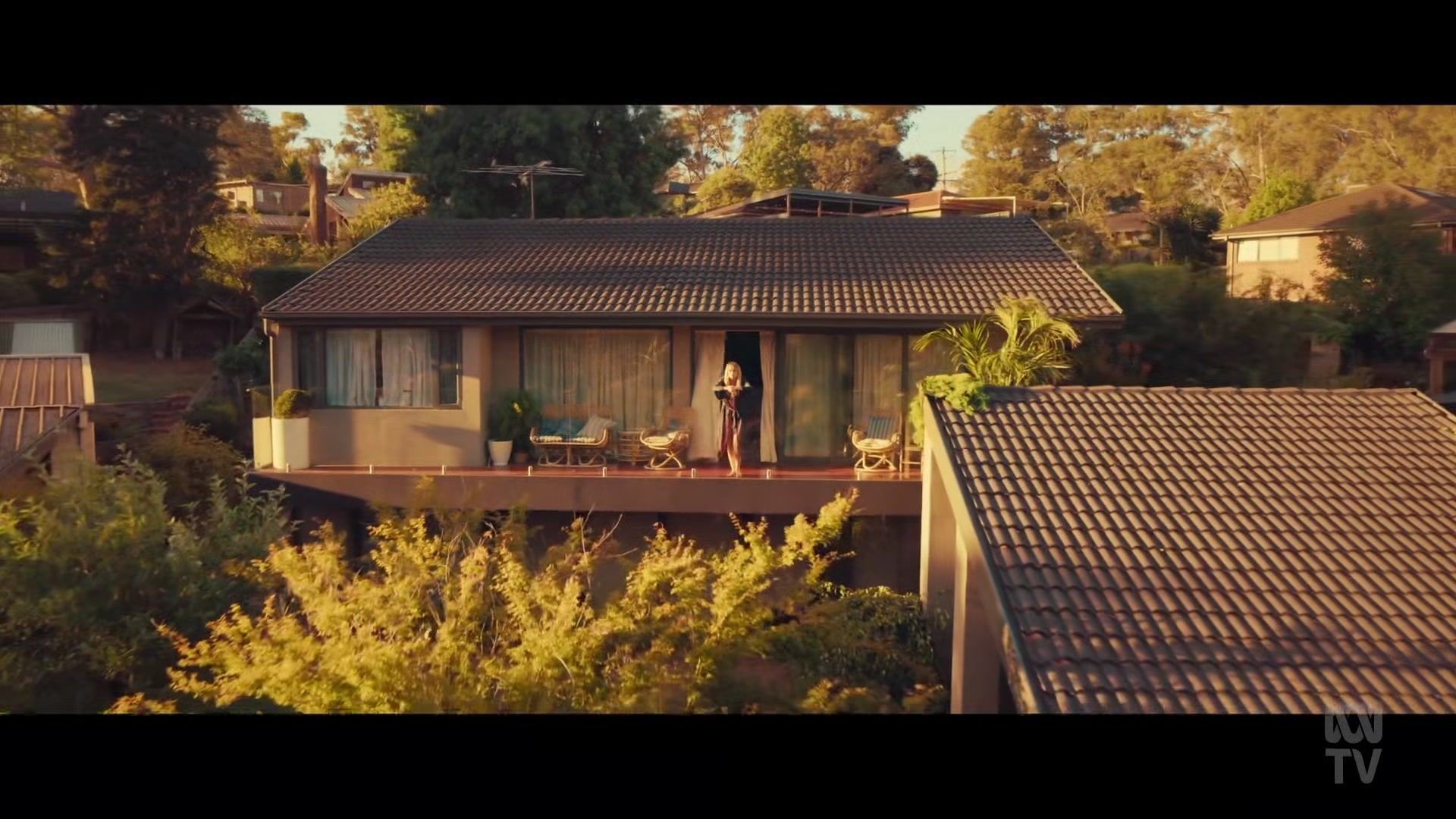 adoringteresap_thefamilynextdoor_1x04_0034.jpg