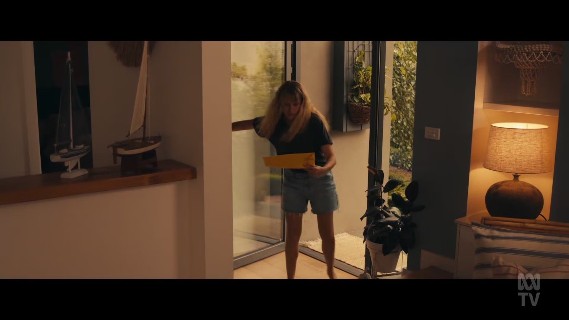 adoringteresap_thefamilynextdoor_1x04_0427.jpg
