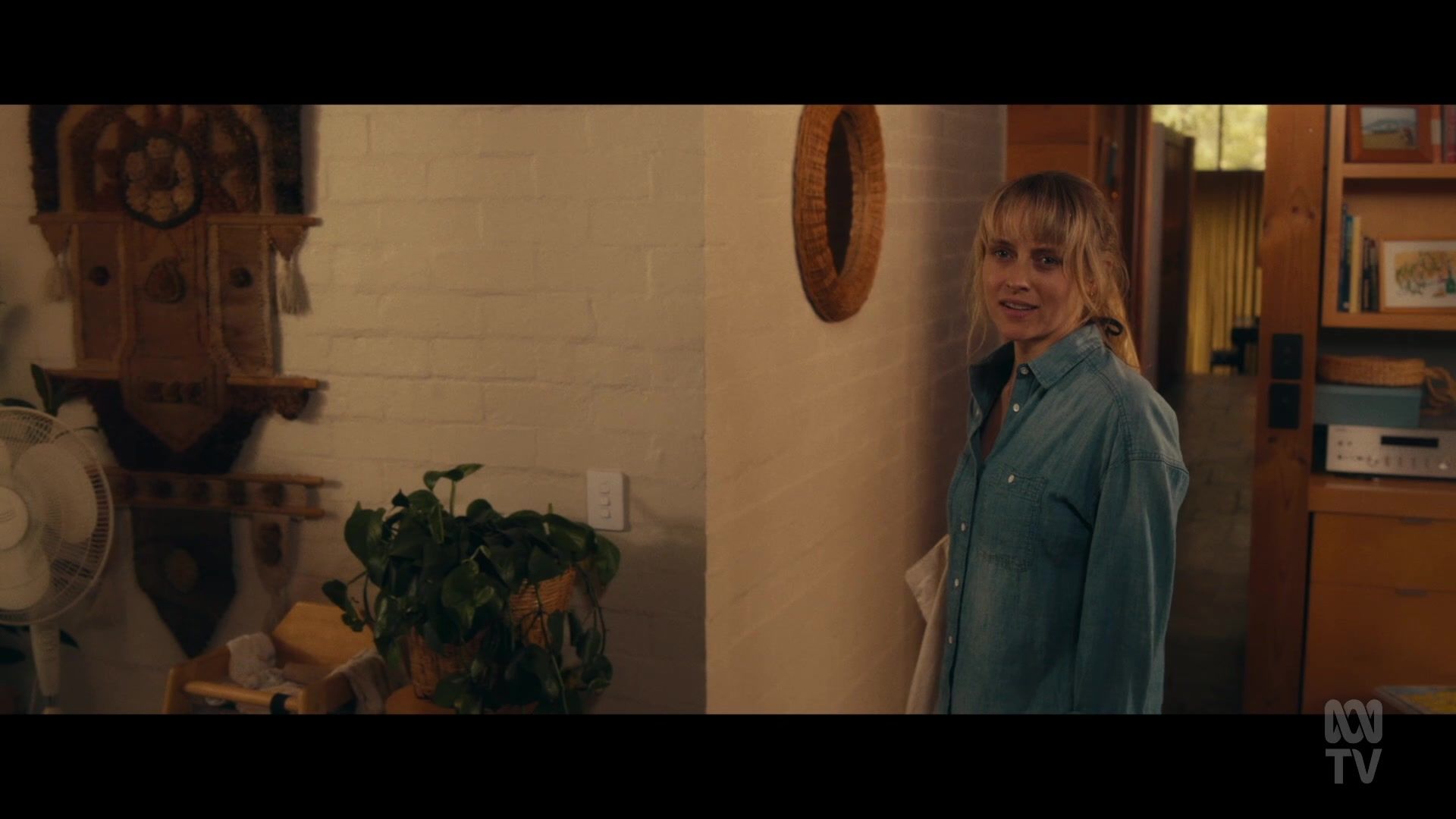 adoringteresap_thefamilynextdoor_1x05_0394.jpg