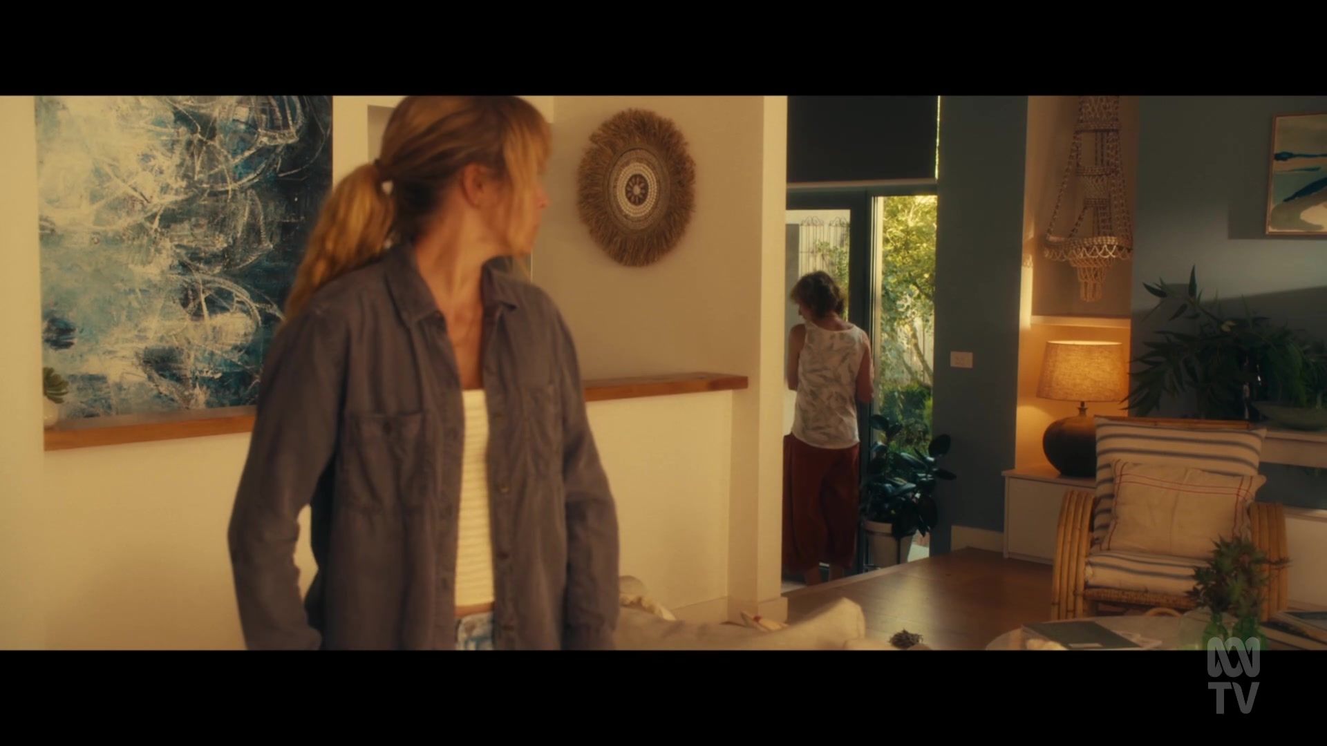 adoringteresap_thefamilynextdoor_1x06_caps_0100.jpg