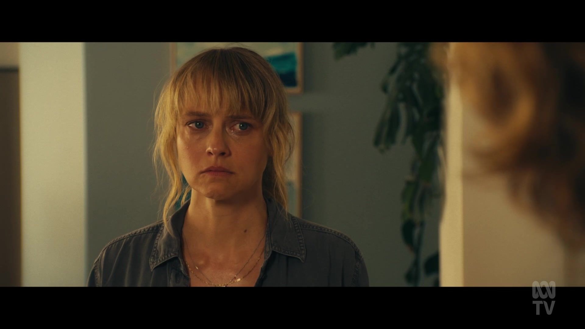 adoringteresap_thefamilynextdoor_1x06_caps_0140.jpg