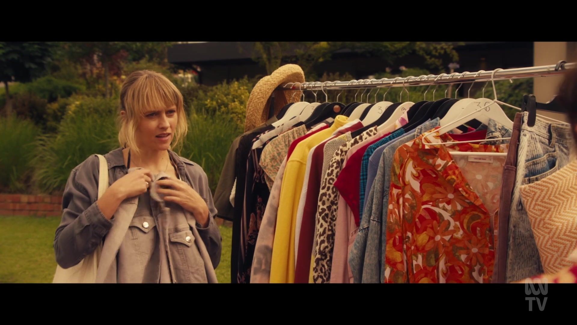 adoringteresap_thefamilynextdoor_1x06_caps_0207.jpg