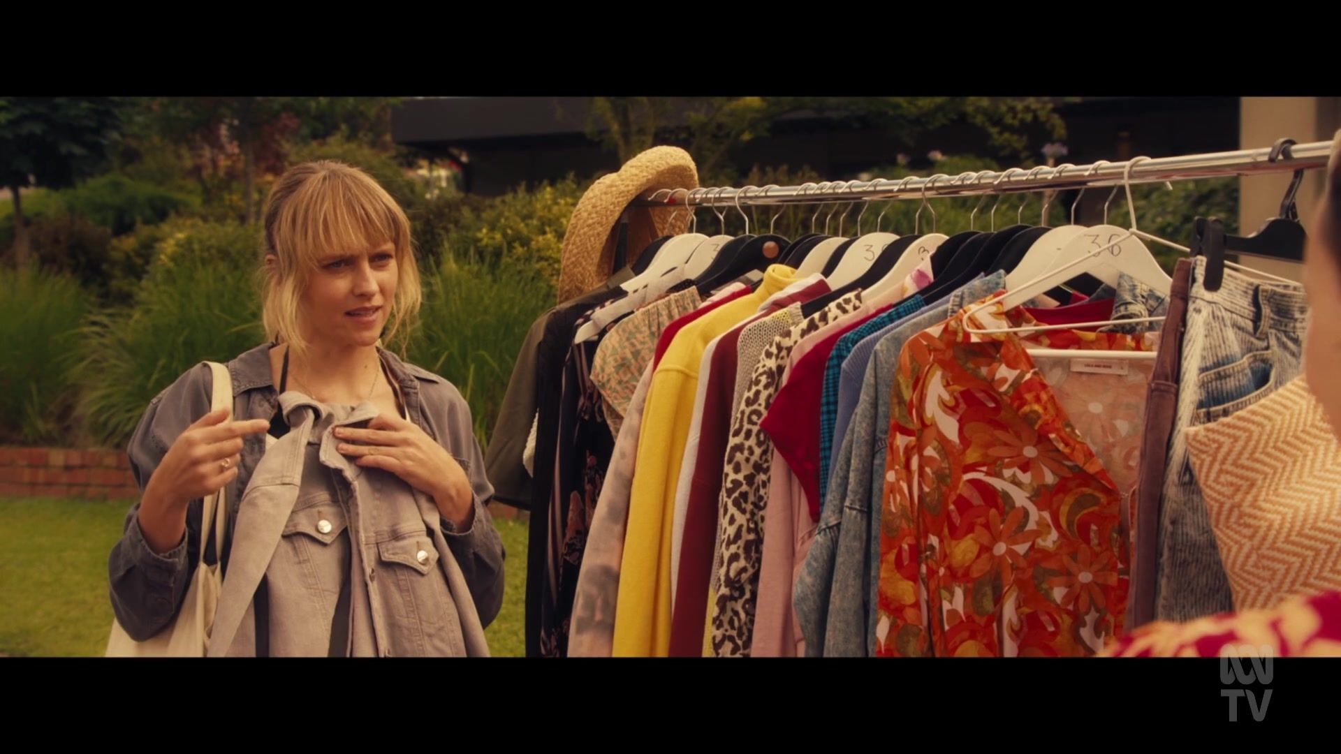 adoringteresap_thefamilynextdoor_1x06_caps_0208.jpg