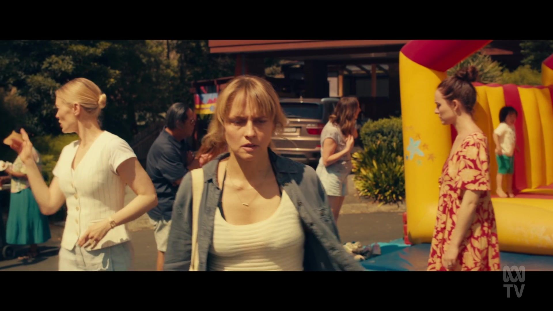 adoringteresap_thefamilynextdoor_1x06_caps_0270.jpg
