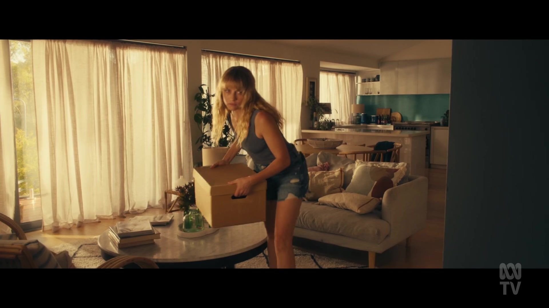 adoringteresap_thefamilynextdoor_1x06_caps_0627.jpg